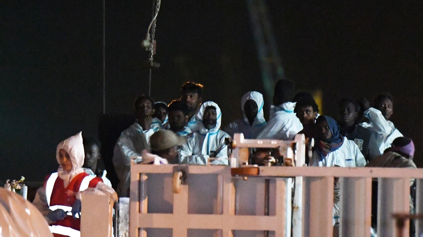 Migranti, presi 11 scafisti a Pozzallo, 4 annegati. Austria: “Non da noi”
