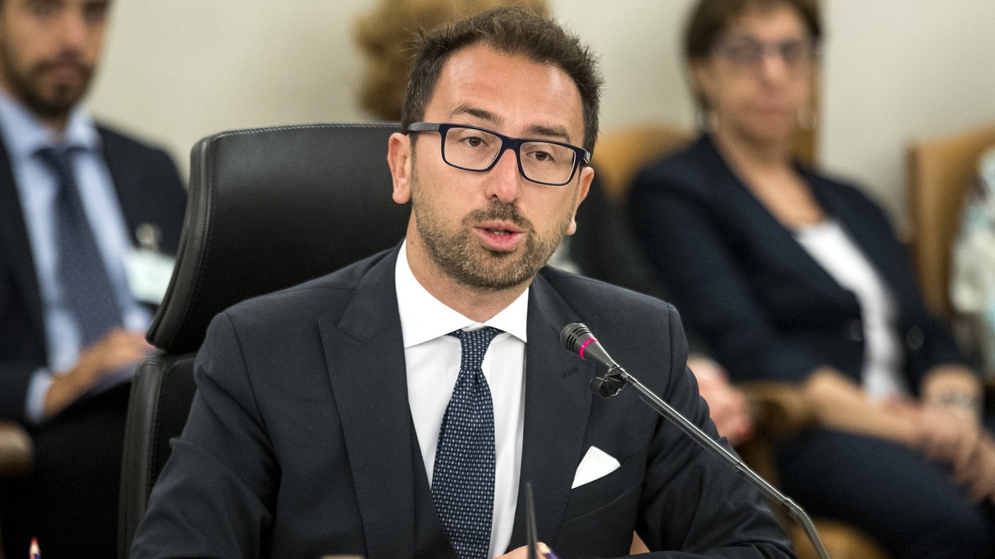 Legittima difesa, Bonafede: “No alla liberalizzazione delle armi”. M5S frena