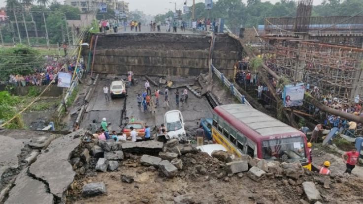 Crolla ponte a Calcutta: ci sono vittime, veicoli sotto le macerie