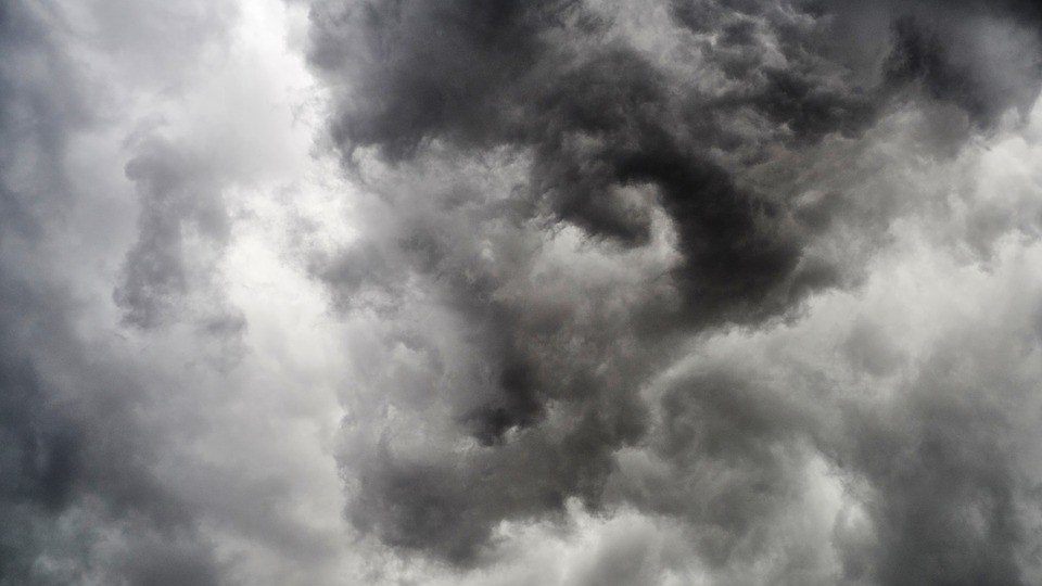 Meteo, weekend all’insegna del maltempo: fino a 10 gradi in meno al Nord