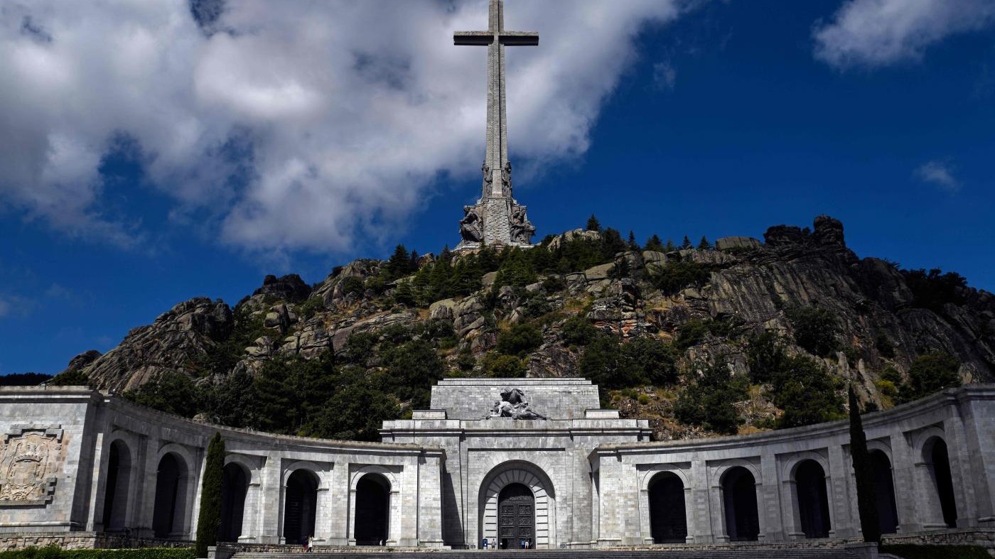 Spagna, decisa l’esumazione di Franco: “Via dal mausoleo statale”