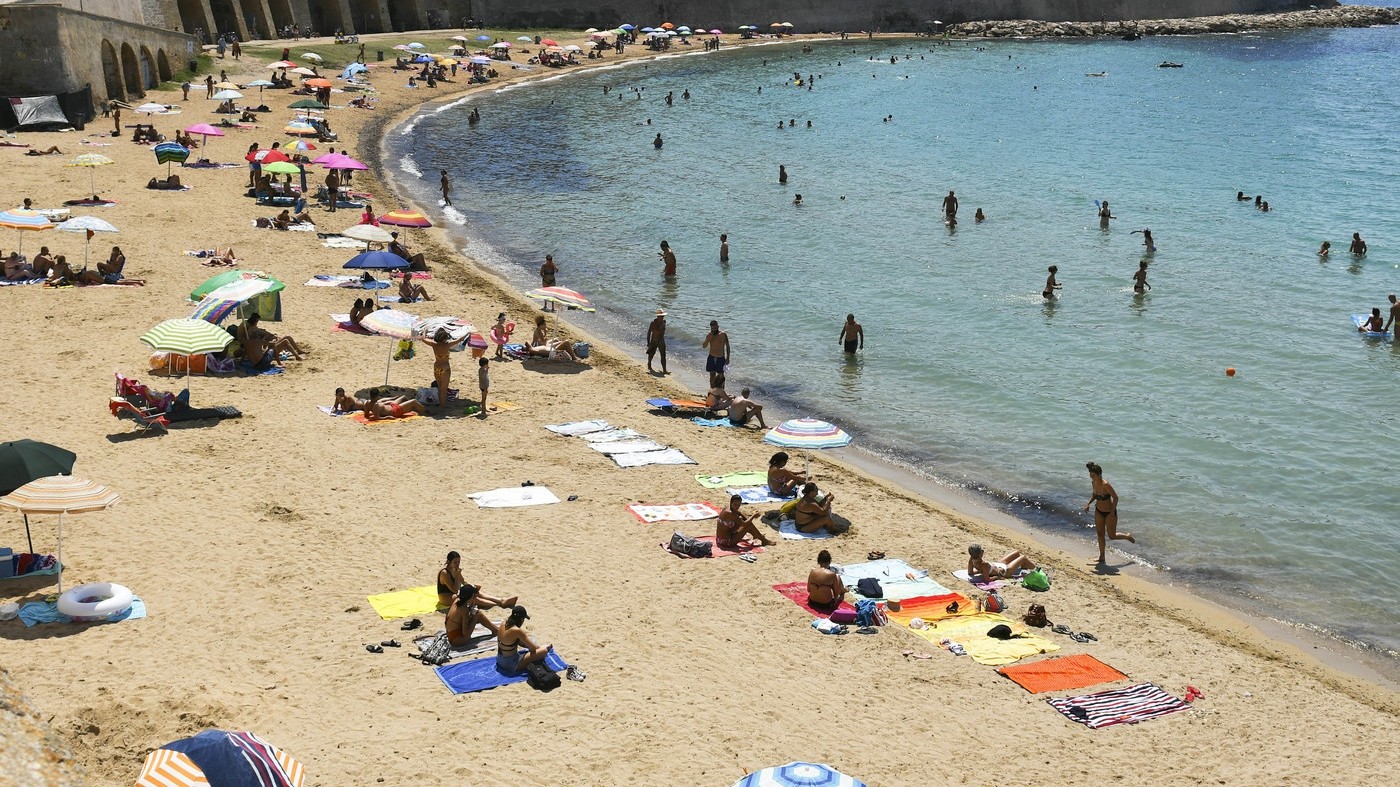 Fulmine in spiaggia, feriti a Torre Lapillo (Salento)