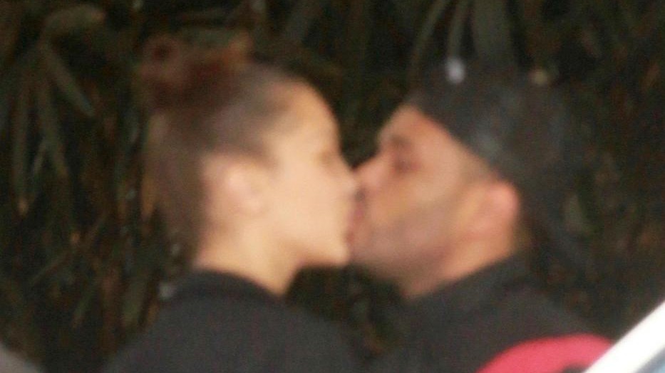 Bella Hadid e The Weeknd non si nascondono più: il bacio in pubblico