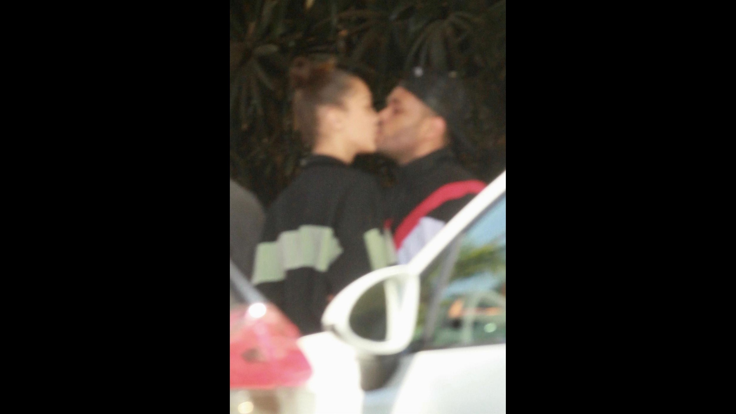 Bella Hadid e The Weeknd non si nascondono più: il bacio in pubblico
