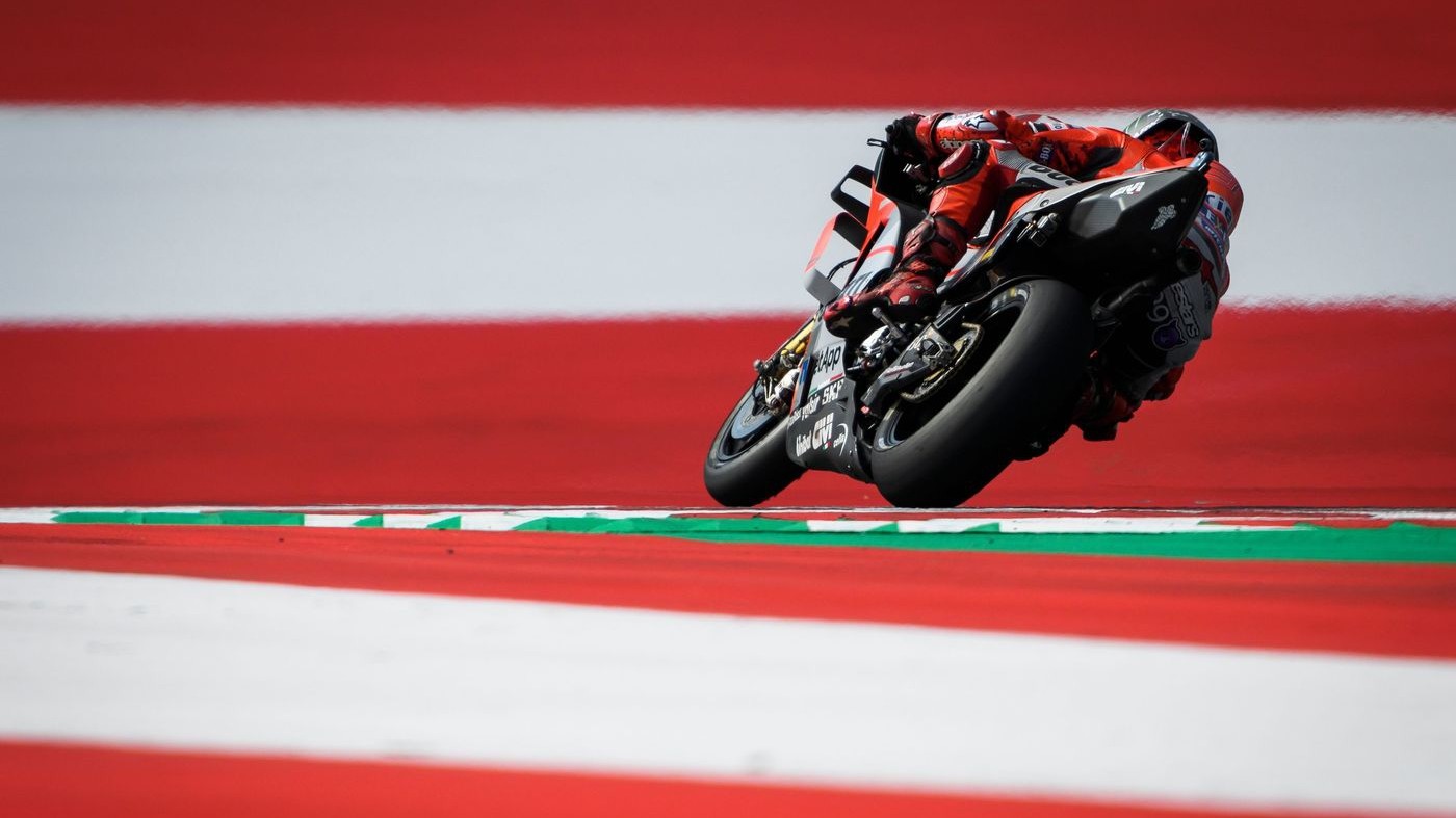 Ducati vola sulla pioggia a Silverstone: pole Lorenzo, 2° Dovi