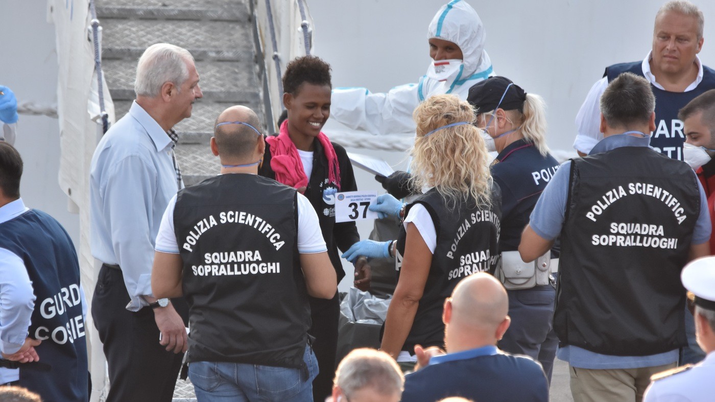 Diciotti, Salvini indagato: “Non ci fermiamo”. Sbarcati tutti i migranti dalla nave