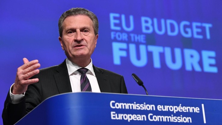 Ue, Oettinger avverte l'Italia: "Scattano penali se non versa i contributi". Di Maio: "Ipocrita"