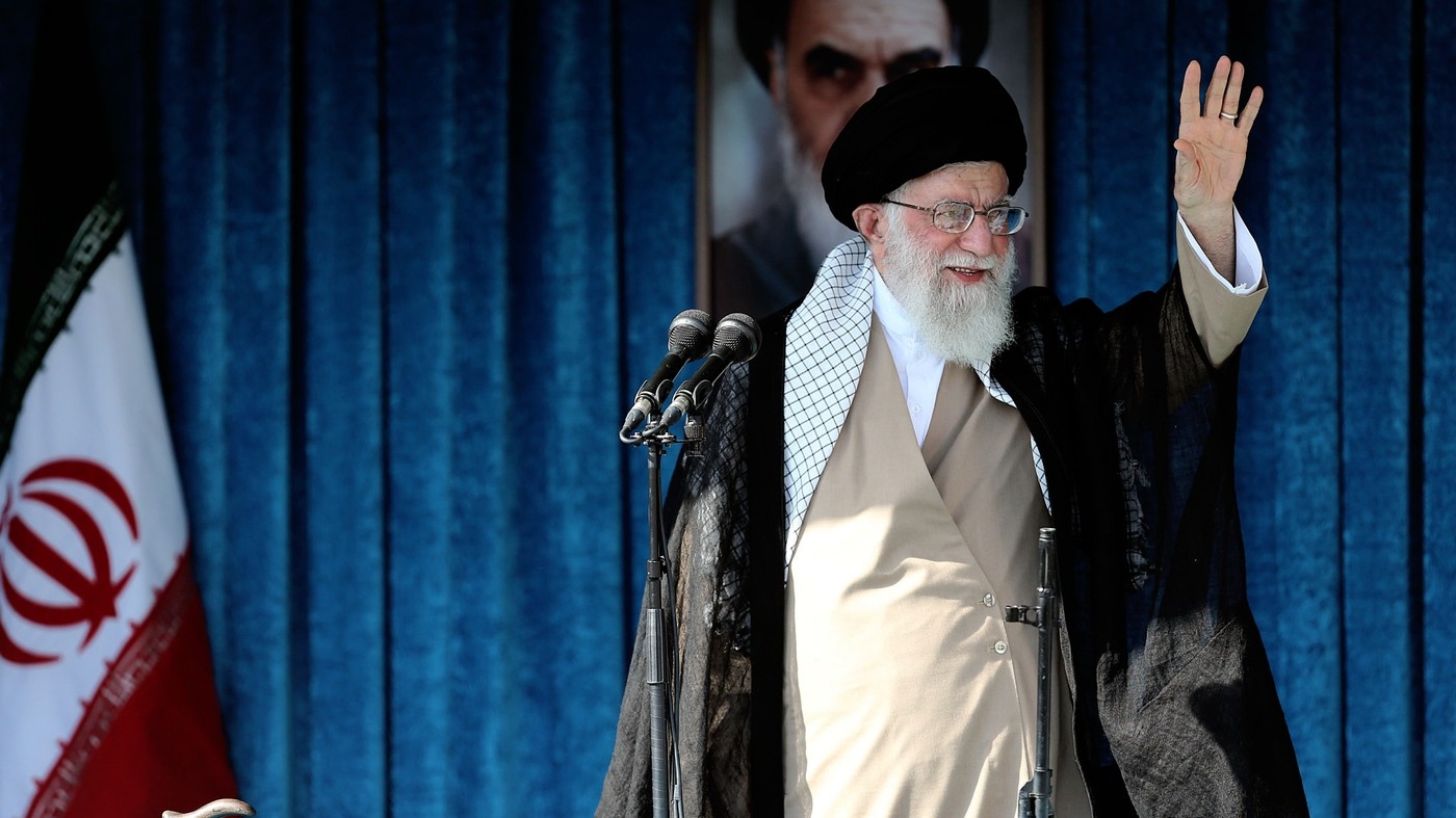 Iran, Khamenei: “Pronti ad abbandonare accordo nucleare. Non negozieremo con Trump”
