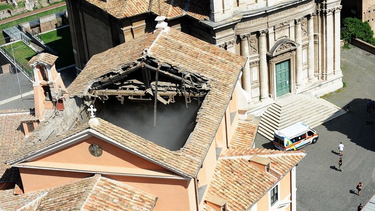 Roma, crolla il tetto della chiesa San Giuseppe dei Falegnami. Il parroco: "Poteva essere una strage"