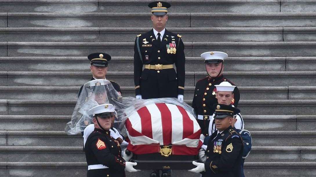 A Washington i funerali di McCain: con Obama, Bush e senza Trump