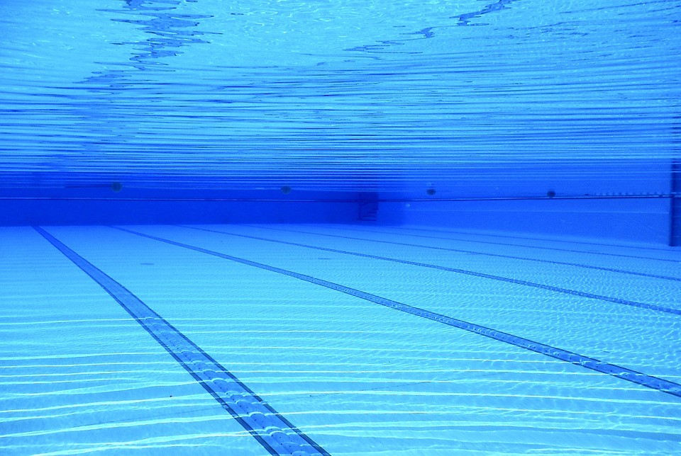 Sardegna, bimbo annega in piscina incastrato nel bocchettone: la procura apre un’indagine
