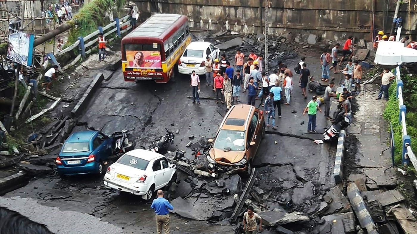 Crolla ponte a Calcutta: ci sono vittime, veicoli sotto le macerie