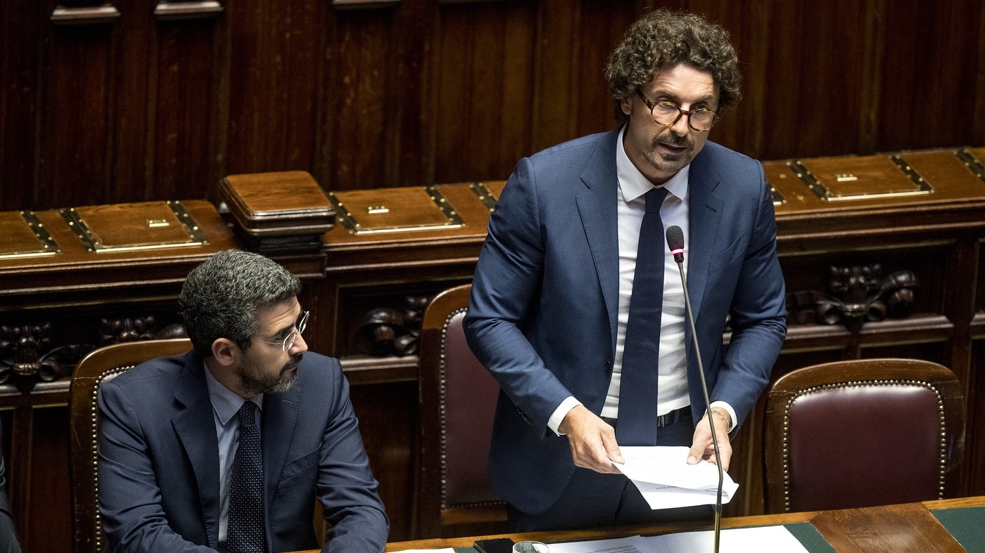 Genova, polemica Pd-Toninelli. Presto ‘decreto urgenze’ per sfollati