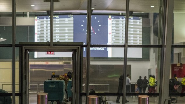 Usa, passeggeri accusano un malore a bordo: in quarantena volo atterrato a New York