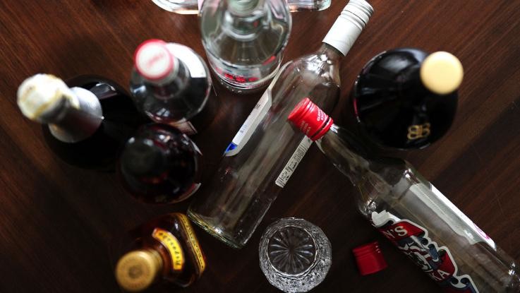 Allarme binge drinking per gli adolescenti: l’abbuffata alcolica porta alla dipendenza
