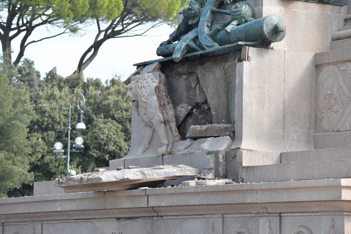 roma statua garibaldi fulmine danni