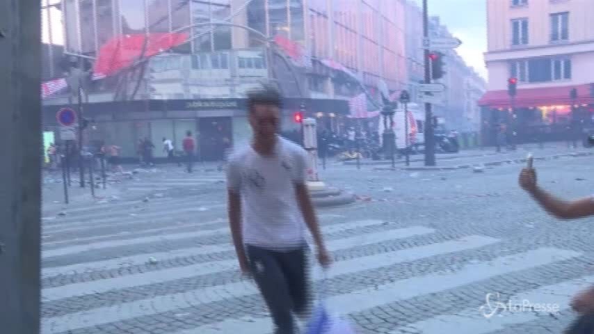 Scontri a Parigi durante la festa per la vittoria del Mondiale
