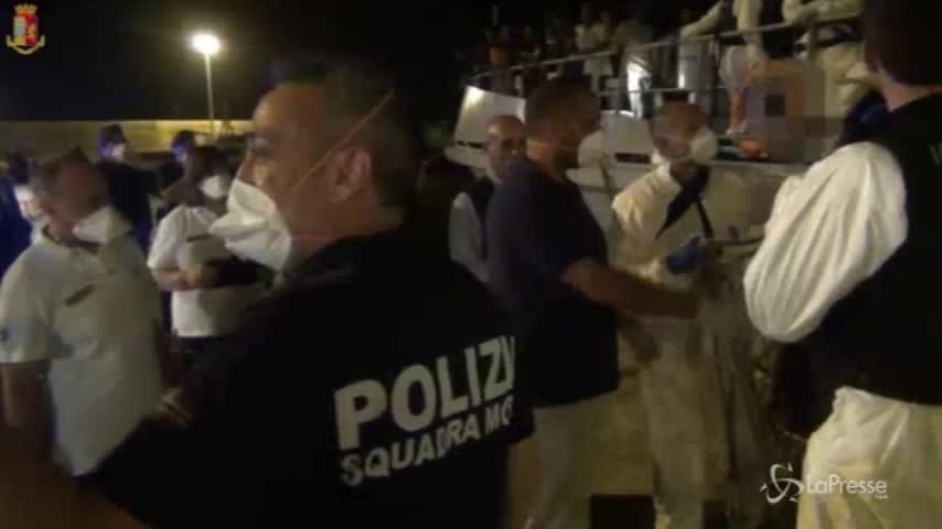 Migranti, arrestati a Ragusa gli 11 scafisti del barcone