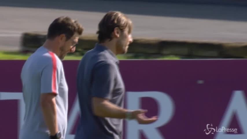 Roma, allenamento a Trigoria sotto lo sguardo di Totti