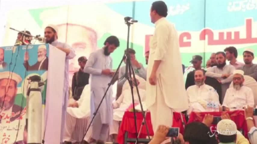 Pakistan, crolla il palco durante comizio elettorale del partito Jamiat-e-Islami