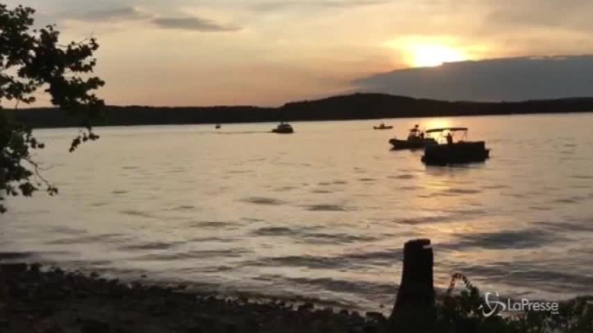 Imbarcazione si ribalta in un lago del Missouri: almeno 11 morti