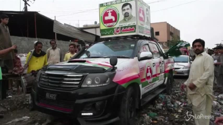 Pakistan, la campagna elettorale di Ayaz Memon Motiwala tra spazzatura e fogne