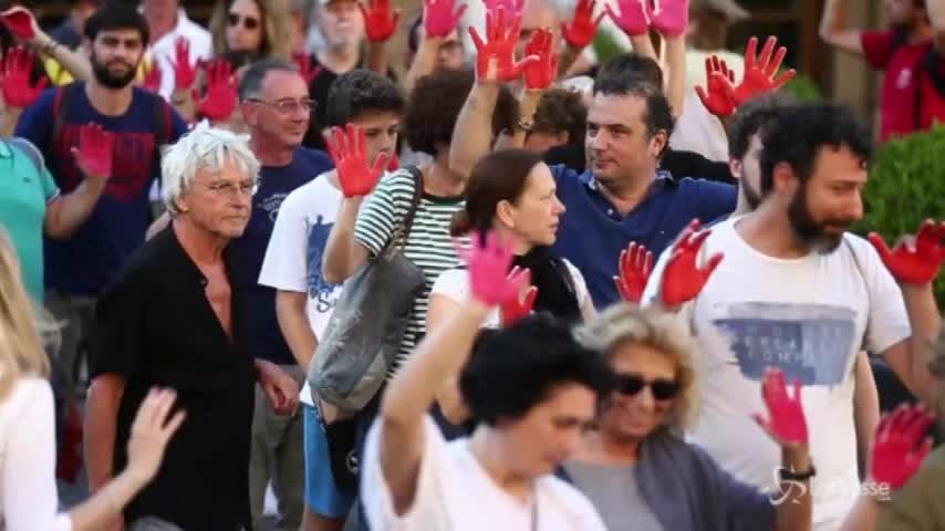 Migranti, manifestazione delle “mani rosse” davanti al Viminale