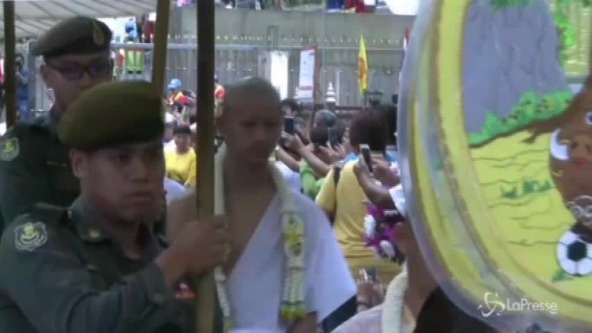 Thailandia, teste rasate e vesti bianche: i ragazzi della grotta monaci per 9 giorni