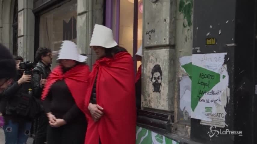 Aborto, la manifestazione argentina si ispira a “Il racconto dell’ancella”