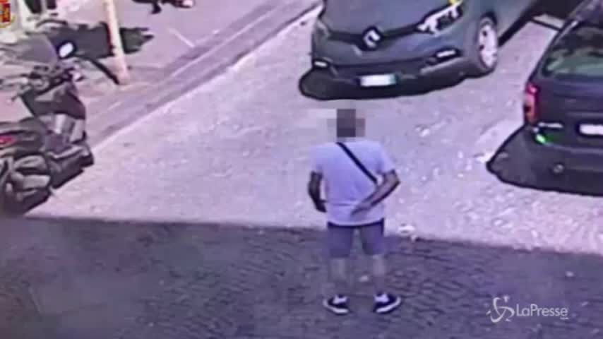 Napoli, ecco come lavorano i parcheggiatori abusivi