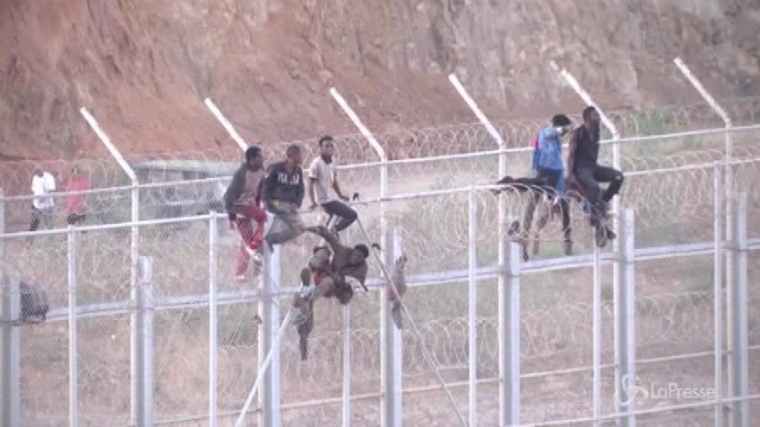Migranti, in 600 assaltano la frontiera di Ceuta