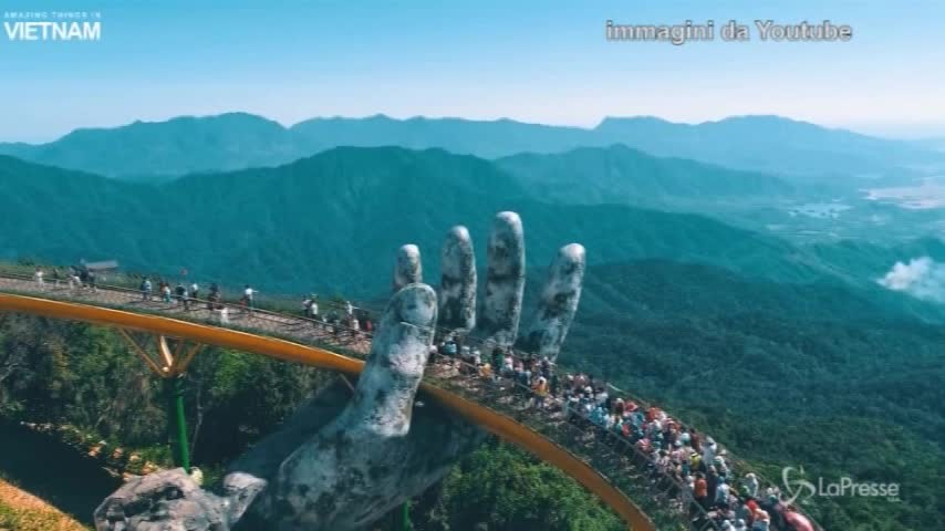 Vietnam, il ponte è sorretto da due enormi mani