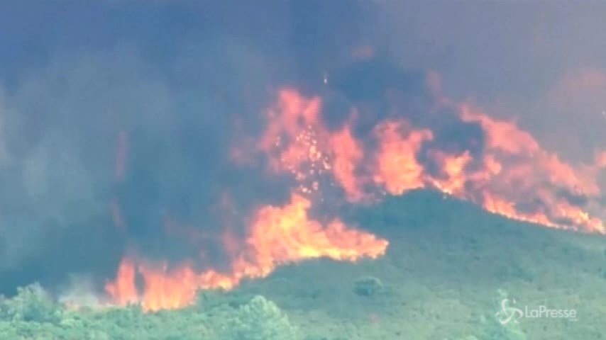 La California continua a bruciare: sei morti, dispersi e 40mila evacuati