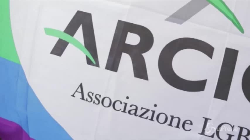 Torino, presidio Arcigay e flashmob per il 19enne aggredito