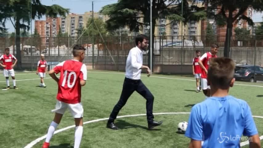 Scampia, per Martina partitella con i ragazzi della scuola calcio