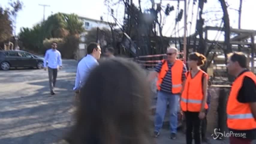 Tsipras visita i luoghi colpiti dagli incendi in Grecia