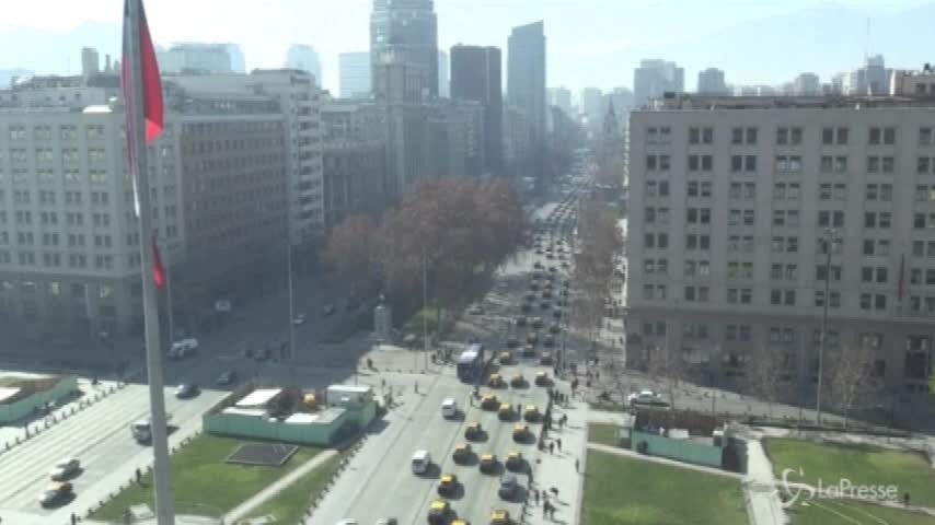 Protesta contro Uber, taxi bloccano Santiago del Cile