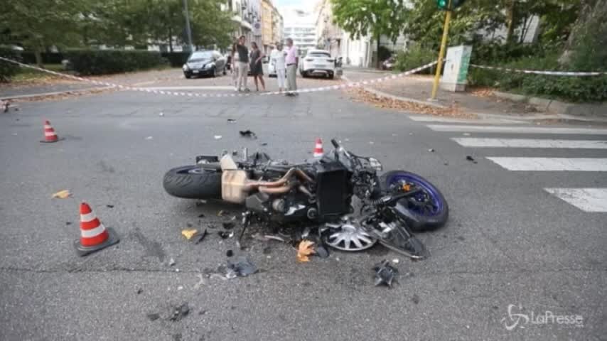 Milano, scontro tra un’auto e una moto: un ferito