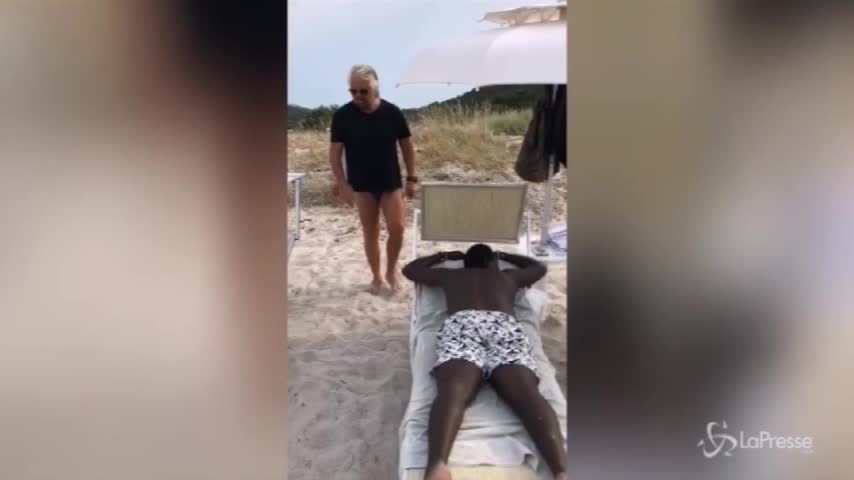“C’è un nero in spiaggia. Salvini, dove sei?”: l’ironia di Grillo su Facebook