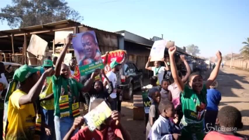Zimbabwe, folla in strada festeggia il neo presidente Mnangagwa
