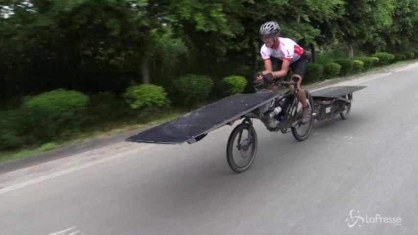 Il ciclista belga Raf Van Hulle arriva in Cina dopo 12.000 km in bici