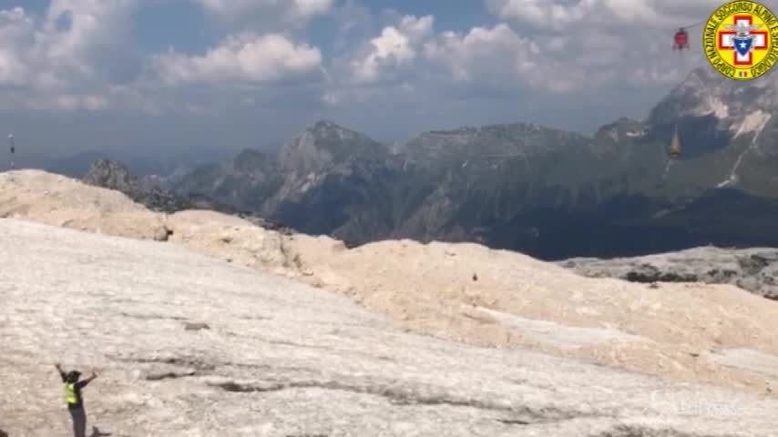 Soccorritori al lavoro per salvare lo speleologo nella Grotta Canin