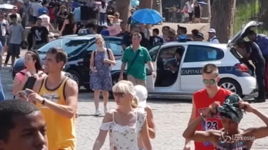 Colosseo, turisti assediati dai venditori abusivi