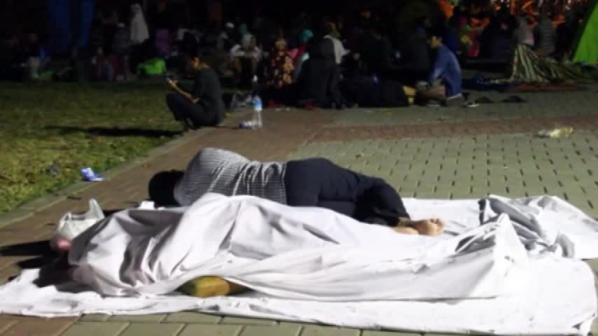 Sisma Indonesia, la disperazione delle persone costrette a dormire in strada