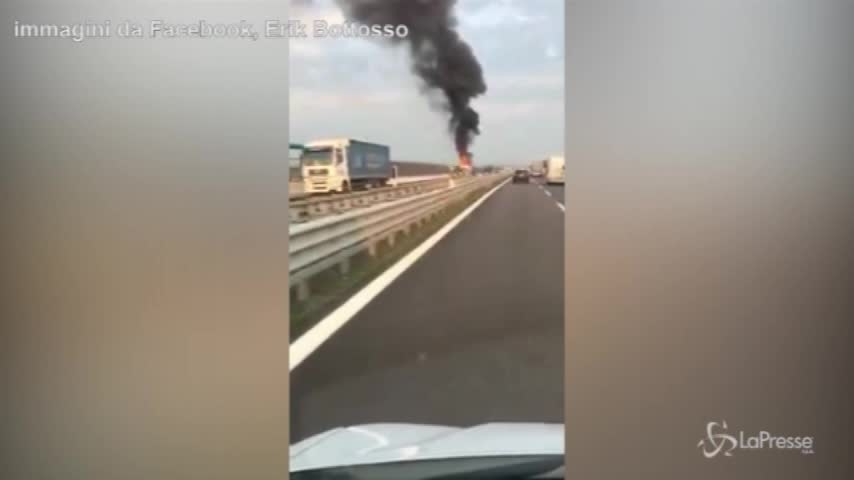 Furgone in fiamme sulla A4, autista muore arso vivo