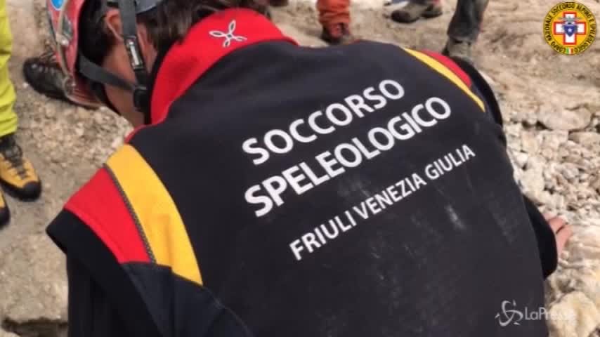 Udine, tirato fuori speleologo triestino. Le immagini del soccorso