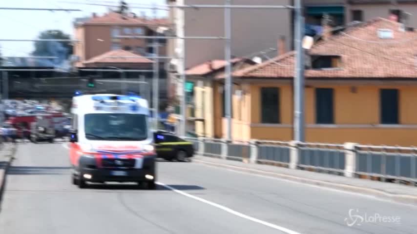 Bologna, soccorsi, polizia e vigili del fuoco al lavoro dopo l’inferno