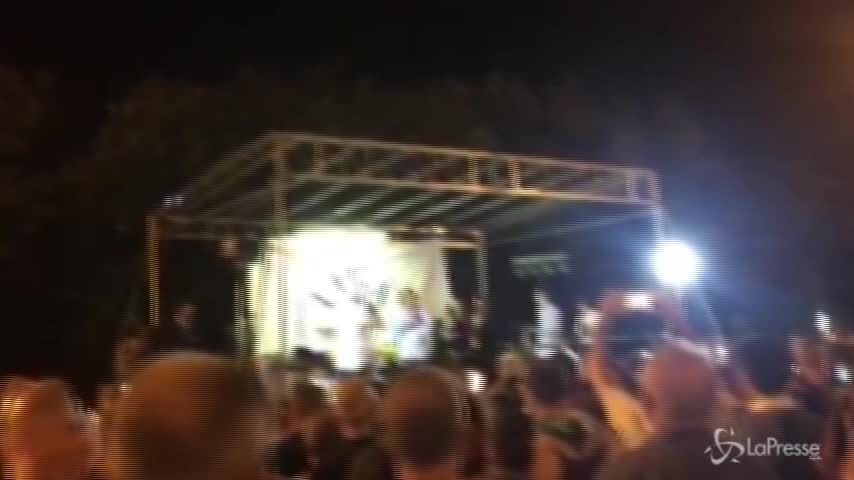 Salvini canta Albachiara alla festa della Lega ad Arcore