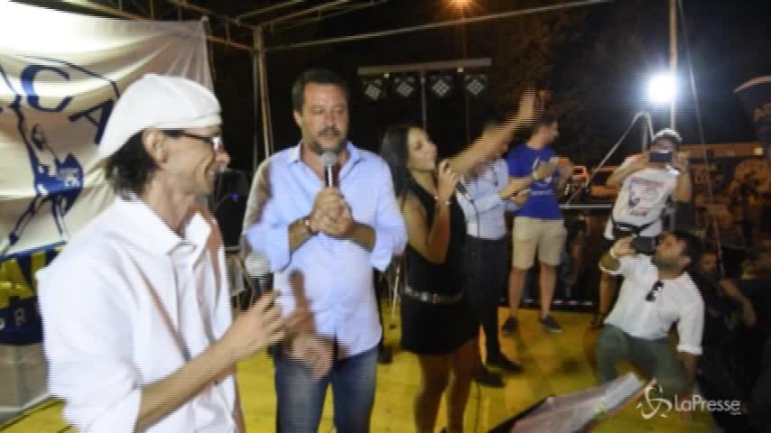 Omaggio di Salvini a Vasco: il ministro canta a squarciagola Albachiara