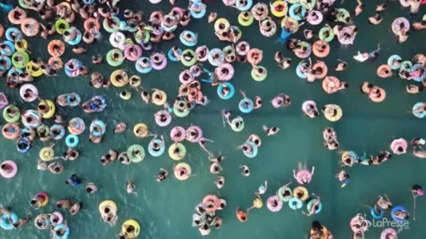 Caldo in Cina, la piscina super affollata sembra una ciotola di cereali